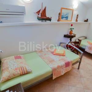 Šolta, samostojeća kuća 2.red od mora, parcela 1656 m2