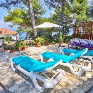 Šolta, samostojeća kuća 2.red od mora, parcela 1656 m2