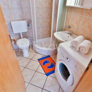 Šolta, samostojeća kuća 2.red od mora, parcela 1656 m2