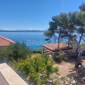 Šolta, samostojeća kuća 2.red od mora, parcela 1656 m2