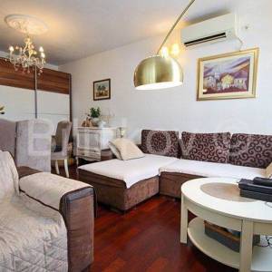 Split, Dragovode dvosoban stan 70 m2, terasa 75 m2 i parking 17 m2