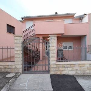 Split, Kila, prodaja dvojna kuća, 3 stana