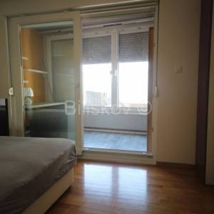 Split, prodaja, trosoban stan, velika terasa, 2 parkirna mjesta