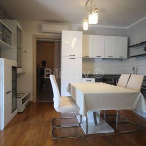 Split, prodaja, trosoban stan, velika terasa, 2 parkirna mjesta