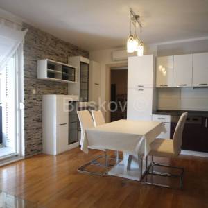 Split, prodaja, trosoban stan, velika terasa, 2 parkirna mjesta