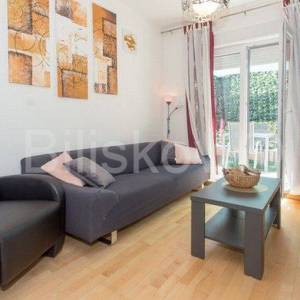 Split, Šine, dvosoban stan 65 m2, okućnica, bazen, parking