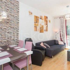 Split, Šine, dvosoban stan 65 m2, okućnica, bazen, parking