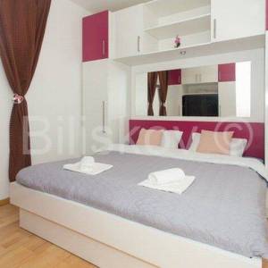 Split, Šine, dvosoban stan 65 m2, okućnica, bazen, parking