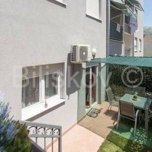 Split, Šine, dvosoban stan 65 m2, okućnica, bazen, parking