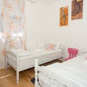 Split, Šine, dvosoban stan 65 m2, okućnica, bazen, parking