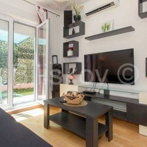 Split, Šine, dvosoban stan 65 m2, okućnica, bazen, parking