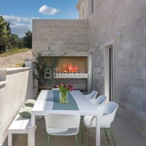 Splitska, vila s bazenom, izgrađena u dalmatinskom stilu