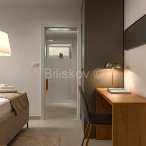 Splitska, vila s bazenom, izgrađena u dalmatinskom stilu