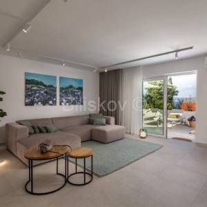 Splitska, vila s bazenom, izgrađena u dalmatinskom stilu