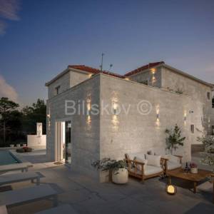 Splitska, vila s bazenom, izgrađena u dalmatinskom stilu