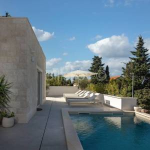 Splitska, vila s bazenom, izgrađena u dalmatinskom stilu