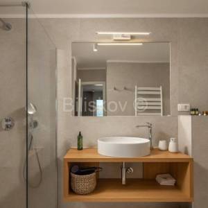 Splitska, vila s bazenom, izgrađena u dalmatinskom stilu