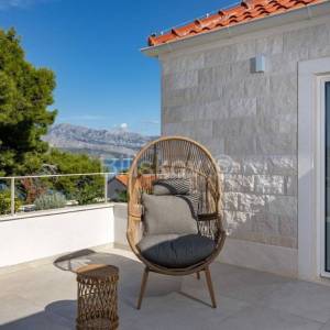 Splitska, vila s bazenom, izgrađena u dalmatinskom stilu