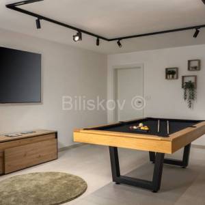 Splitska, vila s bazenom, izgrađena u dalmatinskom stilu