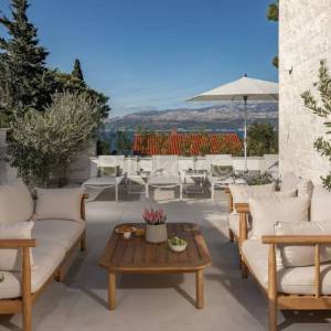 Splitska, vila s bazenom, izgrađena u dalmatinskom stilu