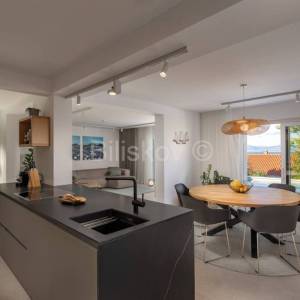 Splitska, vila s bazenom, izgrađena u dalmatinskom stilu