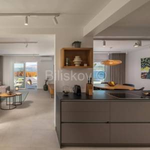 Splitska, vila s bazenom, izgrađena u dalmatinskom stilu