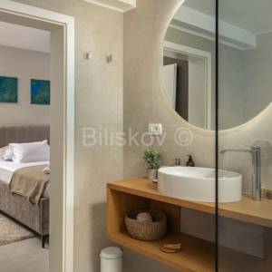 Splitska, vila s bazenom, izgrađena u dalmatinskom stilu