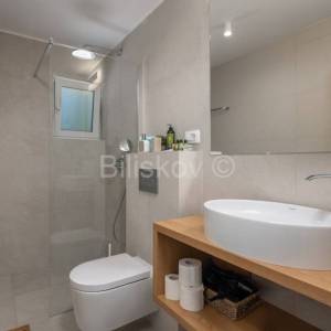 Splitska, vila s bazenom, izgrađena u dalmatinskom stilu