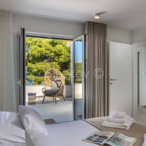 Splitska, vila s bazenom, izgrađena u dalmatinskom stilu