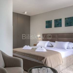 Splitska, vila s bazenom, izgrađena u dalmatinskom stilu