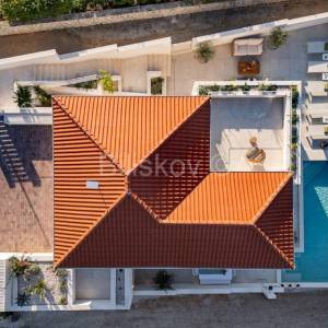 Splitska, vila s bazenom, izgrađena u dalmatinskom stilu