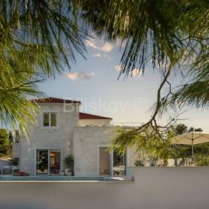 Splitska, vila s bazenom, izgrađena u dalmatinskom stilu