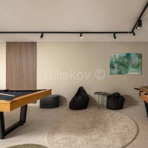 Splitska, vila s bazenom, izgrađena u dalmatinskom stilu