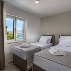 Splitska, vila s bazenom, izgrađena u dalmatinskom stilu