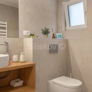 Splitska, vila s bazenom, izgrađena u dalmatinskom stilu