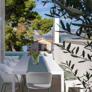 Splitska, vila s bazenom, izgrađena u dalmatinskom stilu