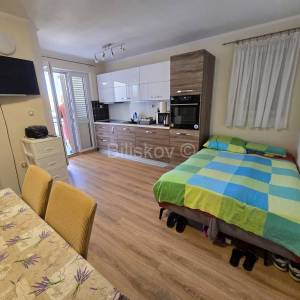 Stan s pogledom na more, Okrug Gornji