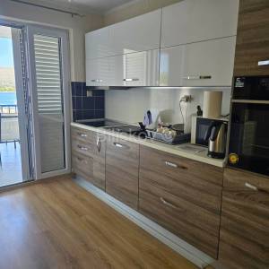 Stan s pogledom na more, Okrug Gornji