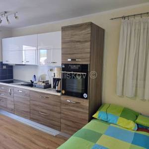 Stan s pogledom na more, Okrug Gornji