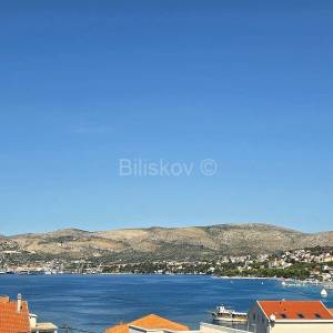 Stan s pogledom na more, Okrug Gornji