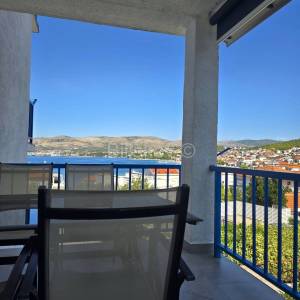 Stan s pogledom na more, Okrug Gornji