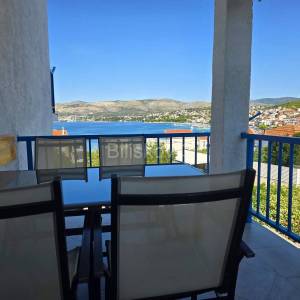 Stan s pogledom na more, Okrug Gornji