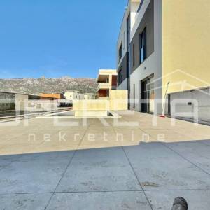 Stan sa tri spavaće sobe, prizemlje, drugi red do mora, Rovanjska