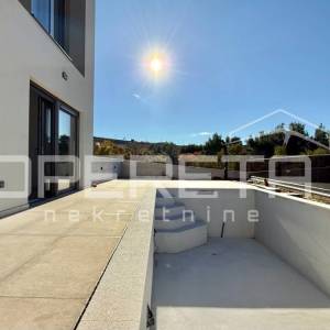 Stan sa tri spavaće sobe, prizemlje, drugi red do mora, Rovanjska