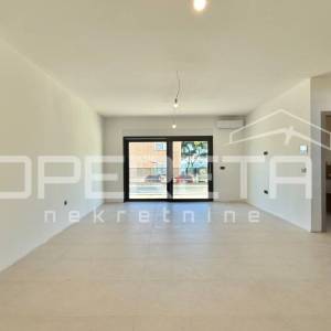 Stan sa tri spavaće sobe, prizemlje, drugi red do mora, Rovanjska