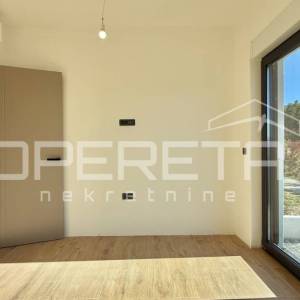 Stan sa tri spavaće sobe, prizemlje, drugi red do mora, Rovanjska