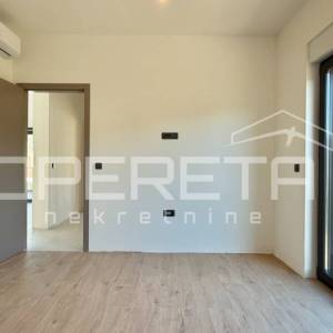 Stan sa tri spavaće sobe, prizemlje, drugi red do mora, Rovanjska