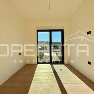 Stan sa tri spavaće sobe, prizemlje, drugi red do mora, Rovanjska