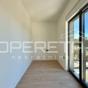 Stan sa tri spavaće sobe, prizemlje, drugi red do mora, Rovanjska