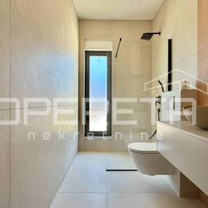 Stan sa tri spavaće sobe, prizemlje, drugi red do mora, Rovanjska